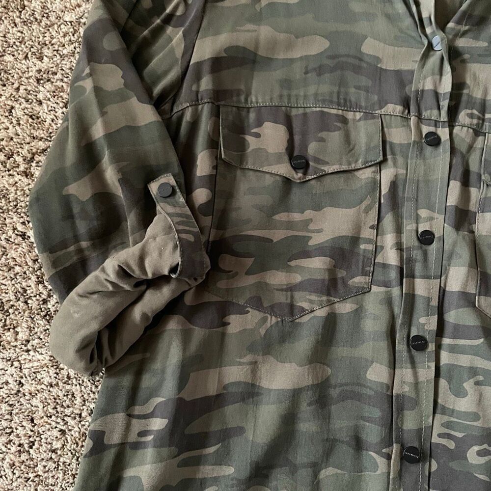 Sanctuary boyfriend fit camo button down shirt women’s size Large - Picture 5 of 9